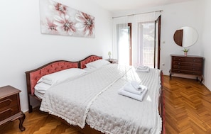 4 bedrooms, iron/ironing board, free WiFi, bed sheets - 4 bedroom nice home in Okrug Donji (Okrug Donji)