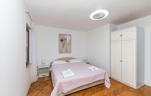 4 bedrooms, iron/ironing board, free WiFi, bed sheets