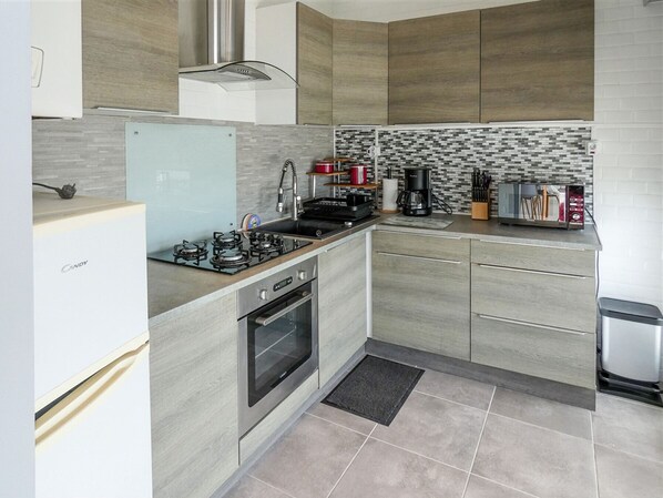 Refrigerador, microondas, horno y parrilla de estufa 