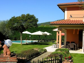 A pool area with umbrellas, a statue, and outdoor furniture. - Villino Blu Private Villa on the Chianti Hils 10 Plus 2 pax (Loro Ciuffenna)