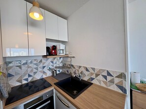 Een koelkast, een microgolfoven, een oven, een kookplaat