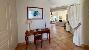 A room with a desk, chair, and a framed abstract painting on the wall. - Spacious House with Garden, Terrace, Near Forest and Beach - Saint Jean de Monts (Saint-Jean-de-Monts)