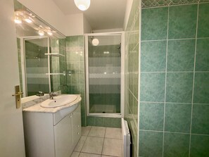 Bathroom - 2-room apartment with terrace for 4 people, near beach (Saint-Hilaire-de-Riez)