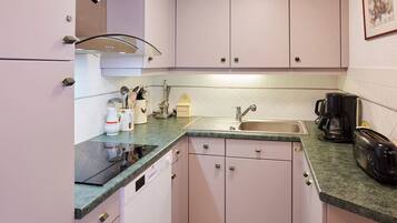 Een microgolfoven, een oven, een kookplaat, een vaatwasser