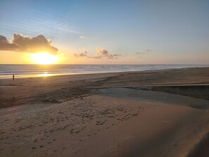 På stranden