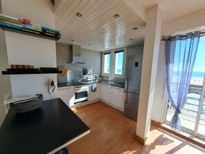 Fridge, microwave, oven, stovetop - Beautiful 2-bedroom apartment - sea view - 5 guests, WIFI, pets allowed, parking (Saint-Jean-de-Monts)