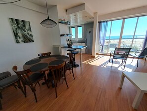 Dining - Beautiful 2-bedroom apartment - sea view - 5 guests, WIFI, pets allowed, parking (Saint-Jean-de-Monts)