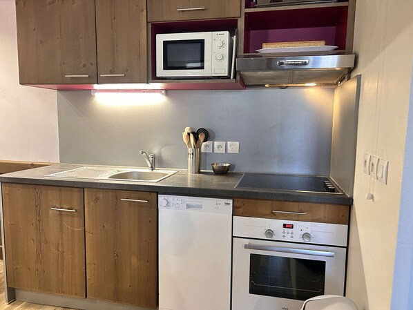 Kühlschrank, Mikrowelle, Ofen, Herdplatte