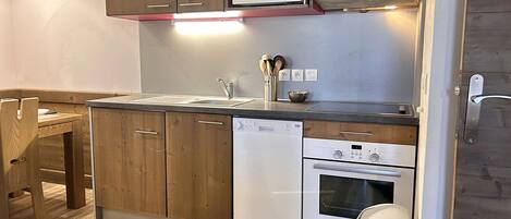 ثلاجة، ميكروويف، فرن، موقد طهي مسطح