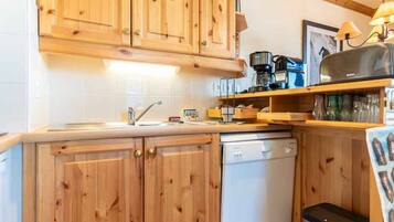 Refrigerador, horno, lavavajillas y cafetera y tetera