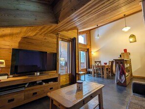 TV - Cozy apartment at the foot of the slopes with balcony and covered parking (La Clusaz)