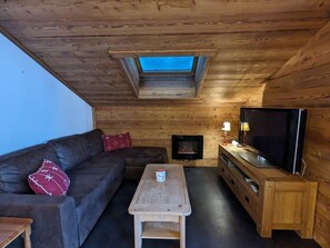 TV - Cozy apartment at the foot of the slopes with balcony and covered parking (La Clusaz)