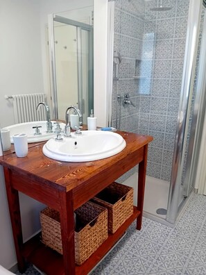 Shower, eco-friendly toiletries, hair dryer, bidet - Casa Longhi - HolidayHome in the heart of the historic center of Orta San Giulio (Orta San Giulio)