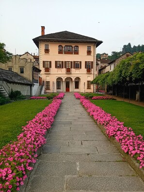 Property grounds - Casa Longhi - HolidayHome in the heart of the historic center of Orta San Giulio (Orta San Giulio)