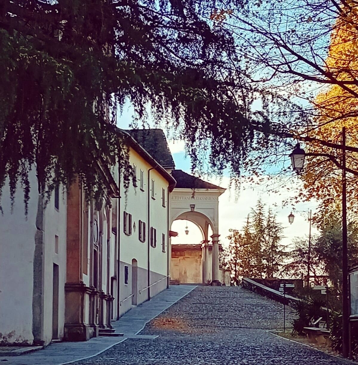 Rakennuksessa on keskeinen holvikaari, kivestä rakennettu portaikko, joka johtaa ylös, ja päällystetty kävelytie.