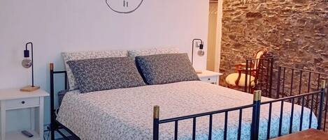 1 habitación, escritorio, tabla de planchar con plancha y cuna de viaje