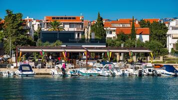 Estudio, varias habitaciones, balcón, vistas al jardín