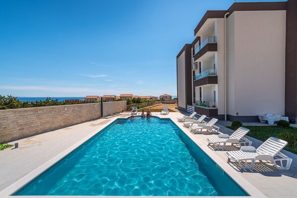 Studio - flera sovrum - balkong - utsikt mot trädgården | Pool | Utomhuspool