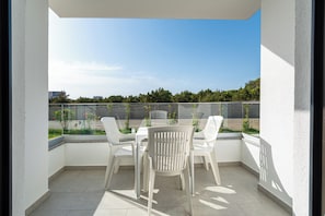 Studio, balkon, uitzicht op tuin | Buiten dineren