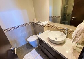 Appartamento, 2 camere da letto, balcone, vista città | Bagno