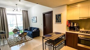 Căn hộ, 2 phòng ngủ, ban công, quang cảnh thành phố | Khu phòng khách