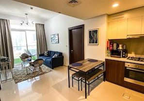 Apartamento, 2 quartos, sacada, vista para a cidade | Área de estar