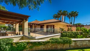 A modern house with a covered patio, stone walls, and lush greenery. - 3680 Villa Monica by Perle di Puglia (Polignano a Mare)