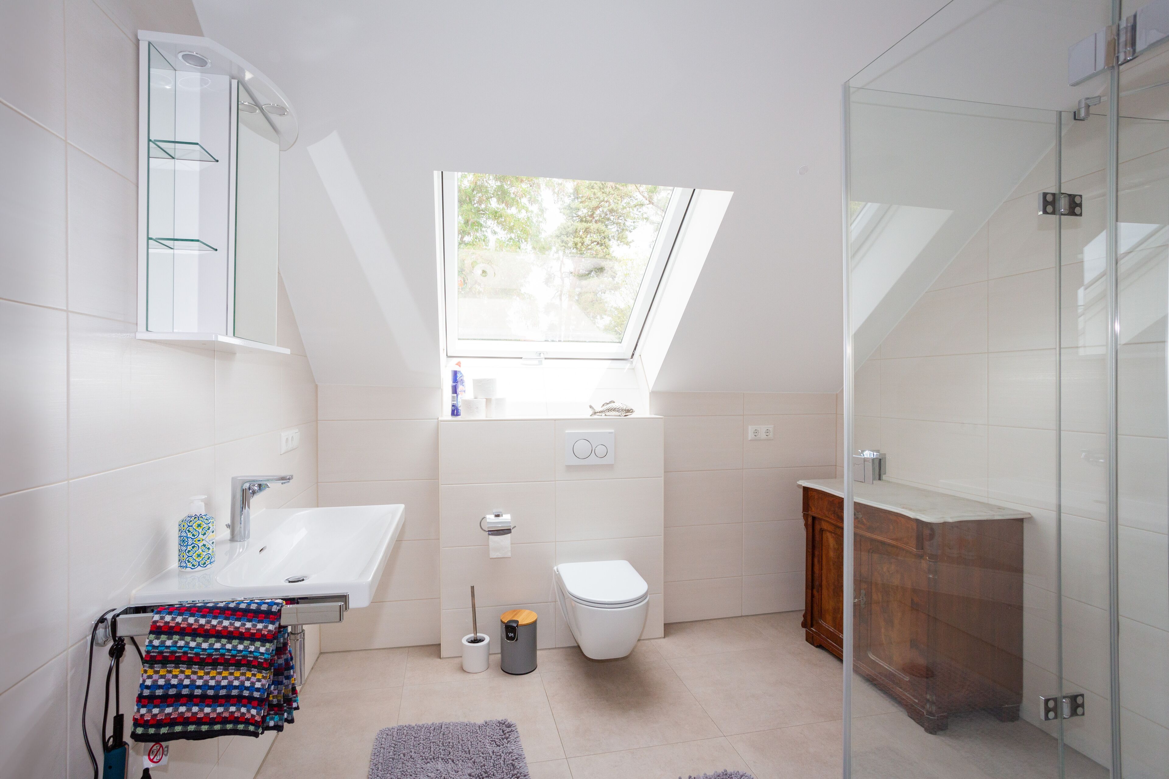 Douche, sèche-cheveux, bidet, serviettes fournies
