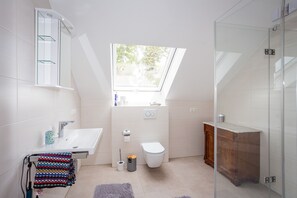 Dusche, Haartrockner, Bidet, Handtücher