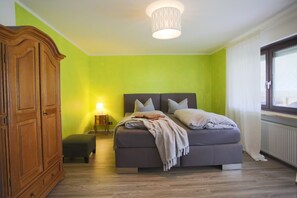 9 slaapkamers, een bureau, een strijkplank/strijkijzer, reisbedje