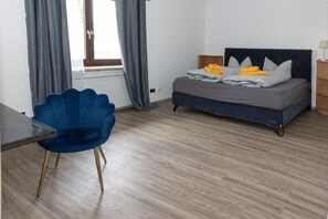 9 bedrooms, desk, iron/ironing board, travel crib - Villa am Wehr - 9 Schlafzimmern + Wellnessbereich Gruppen, Business, Schulung (Allersberg)