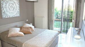 Basic Apartment | 2 bilik tidur, seterika/papan seterika, Wi-fi percuma, cadar katil 