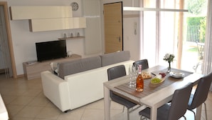 Basic Apartment | Ruang tamu | 35 inci televisyen skrin rata dengan digital 