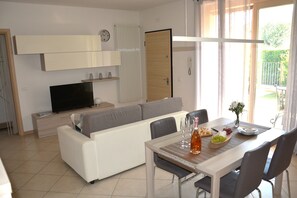 Basic Apartment | Living area | 35-inch flat-screen TV with digital channels - Appartamento la Perla (Puegnago del Garda)