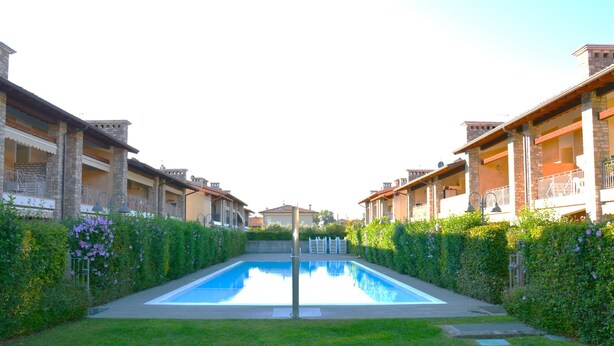 Basic Apartment | Ruang tamu | 35 inci televisyen skrin rata dengan digital 