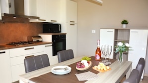 Basic Apartment | Dapur kecil peribadi | Pembancuh kopi/teh, peti sejuk/penyejuk beku saiz penuh 