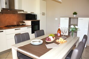 Basic Apartment | Private kitchenette | Full-sized fridge, microwave, oven, stovetop - Appartamento la Perla (Puegnago del Garda)