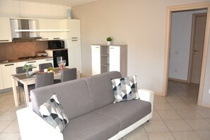 Basic Apartment | Living area - Appartamento la Perla (Puegnago del Garda)