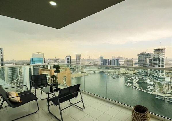 Leilighet, 2 soverom, balkong, byutsikt | Balkong