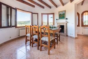 Dining - Schöne Naturstein-finca für 8 Personen mit Ausblick, Privatem Pool, Klima, Wlan (Es Carritxo)