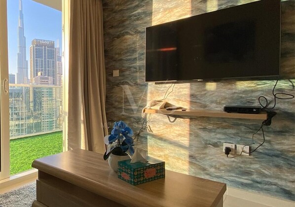 شقة - غرفة نوم واحدة - بشرفة - بمنظر للمحيط | غرفة المعيشة