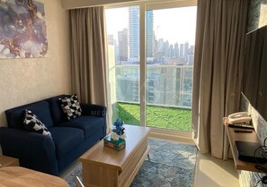 شقة - غرفة نوم واحدة - بشرفة - بمنظر للمحيط | غرفة المعيشة