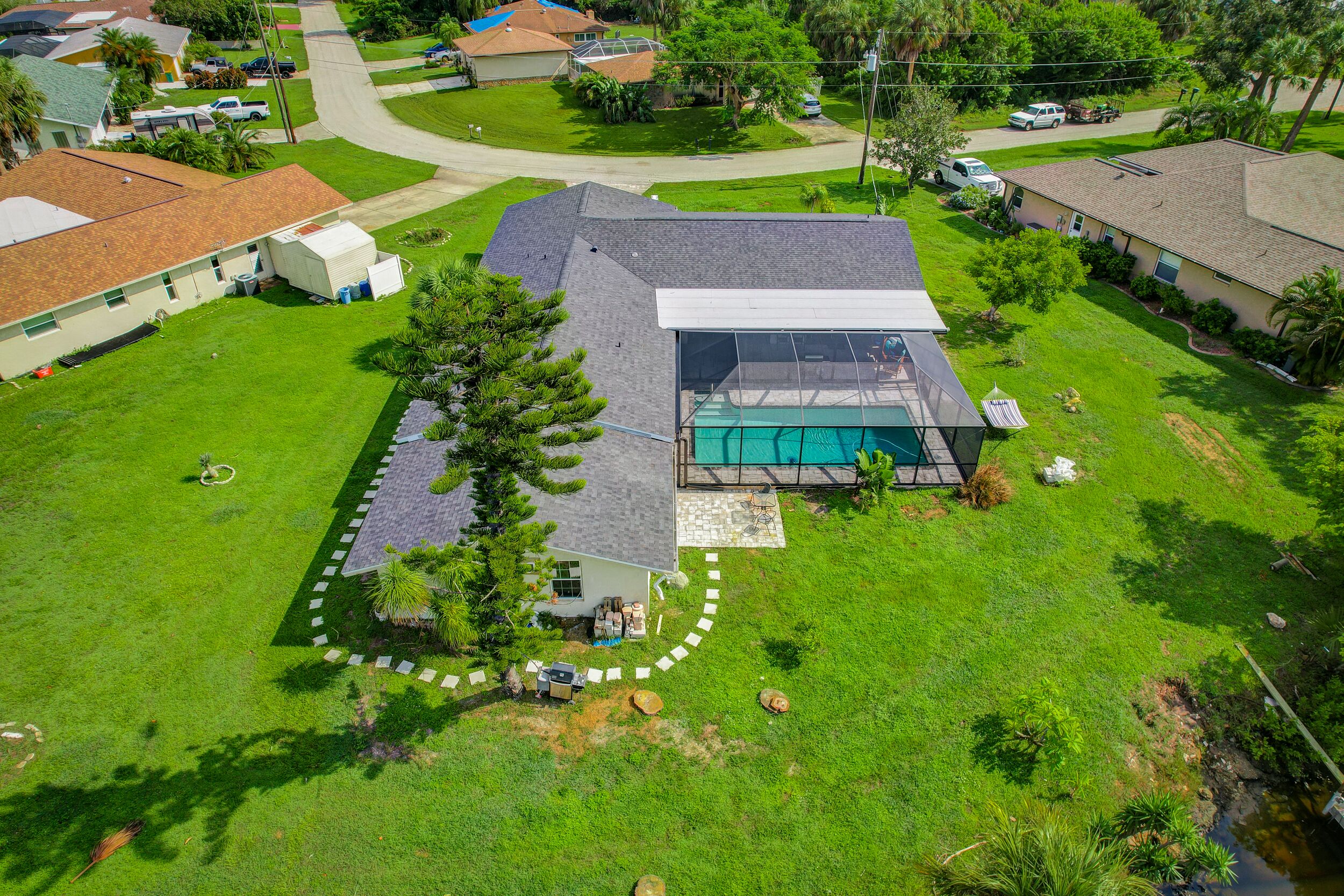 Pet Friendly Family Villa ~ Pool ~ Waterfront ~ Quiet Neighborhood