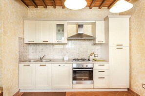 Family Apartment, Multiple Bedrooms, 2 Bathrooms (Fratta Ciclamini) | Private kitchen | Fridge, oven, stovetop, dishwasher - Fratta Apartments (Cortona)