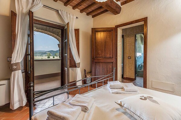 Family Apartment, Multiple Bedrooms, 2 Bathrooms (Fratta Ciclamini) | 3 bedrooms, free WiFi, bed sheets - Fratta Apartments (Cortona)