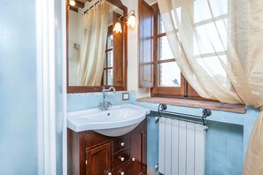 Family Apartment, Multiple Bedrooms (Fratta Ginestre) | Bathroom | Separate tub and shower, bidet, towels, soap - Fratta Apartments (Cortona)