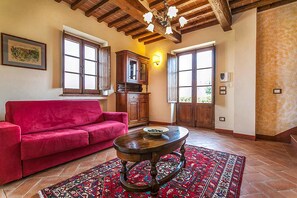 Familieleilighet, flere soverom, 2 bad (Fratta Ciclamini) | Oppholdsområde | En 21-tommers Flatskjerm-TV med Parabol-TV samt peis