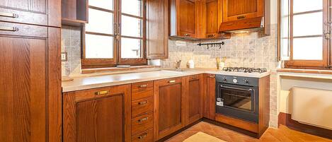 Fridge, oven, stovetop, dishwasher