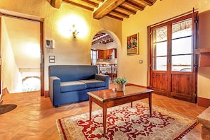 Familieleilighet, flere soverom, 2 bad (Fratta Orchidee) | Oppholdsområde | En 21-tommers Flatskjerm-TV med Parabol-TV samt peis