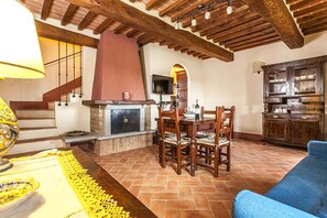 Family Apartment, Multiple Bedrooms, 2 Bathrooms (Fratta Girasoli) | Living area | 21-inch flat-screen TV with satellite channels, fireplace - Fratta Apartments (Cortona)